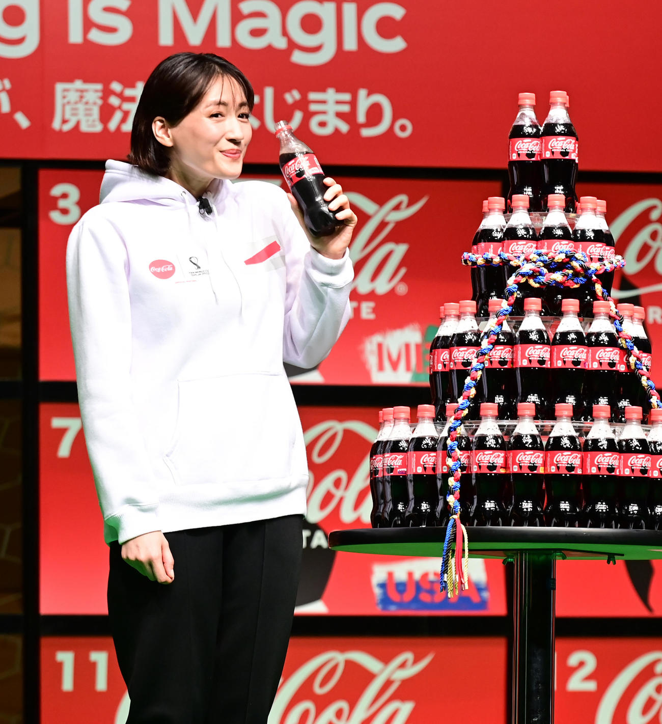 「コカ・コーラ」FIFAワールドカップ開催国ボトル発売記念イベントで商品を飲み笑顔を見せる綾瀬はるか（撮影・小沢裕）