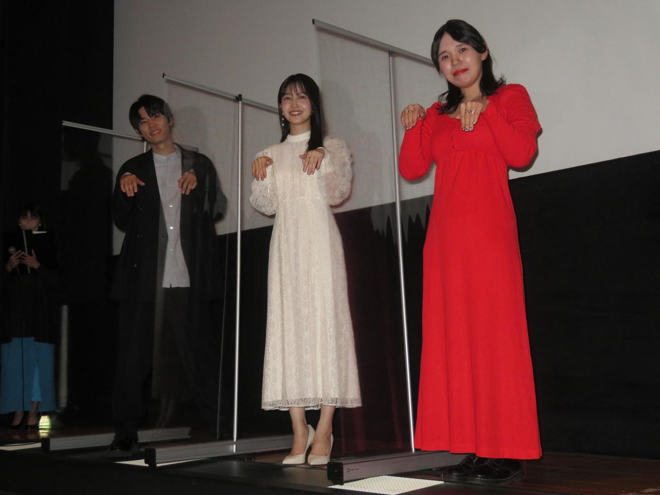 初主演映画「左様なら今晩は」の完成披露舞台あいさつに出席した乃木坂46久保史緒里（中央）。左は萩原利久、右は高橋名月監督（撮影・横山慧）