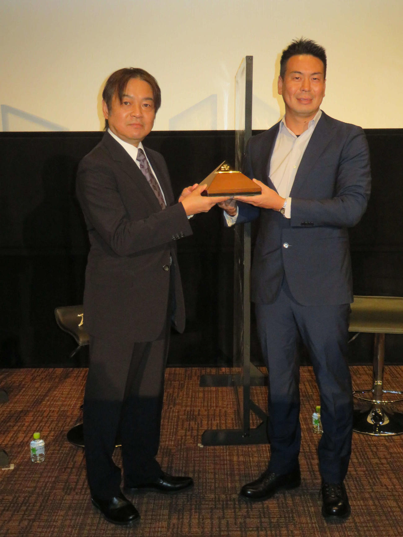 日本映画監督協会新人賞を受賞し、本木克英理事長（左）からトロフィーを授与された片山慎三監督（撮影・村上幸将）