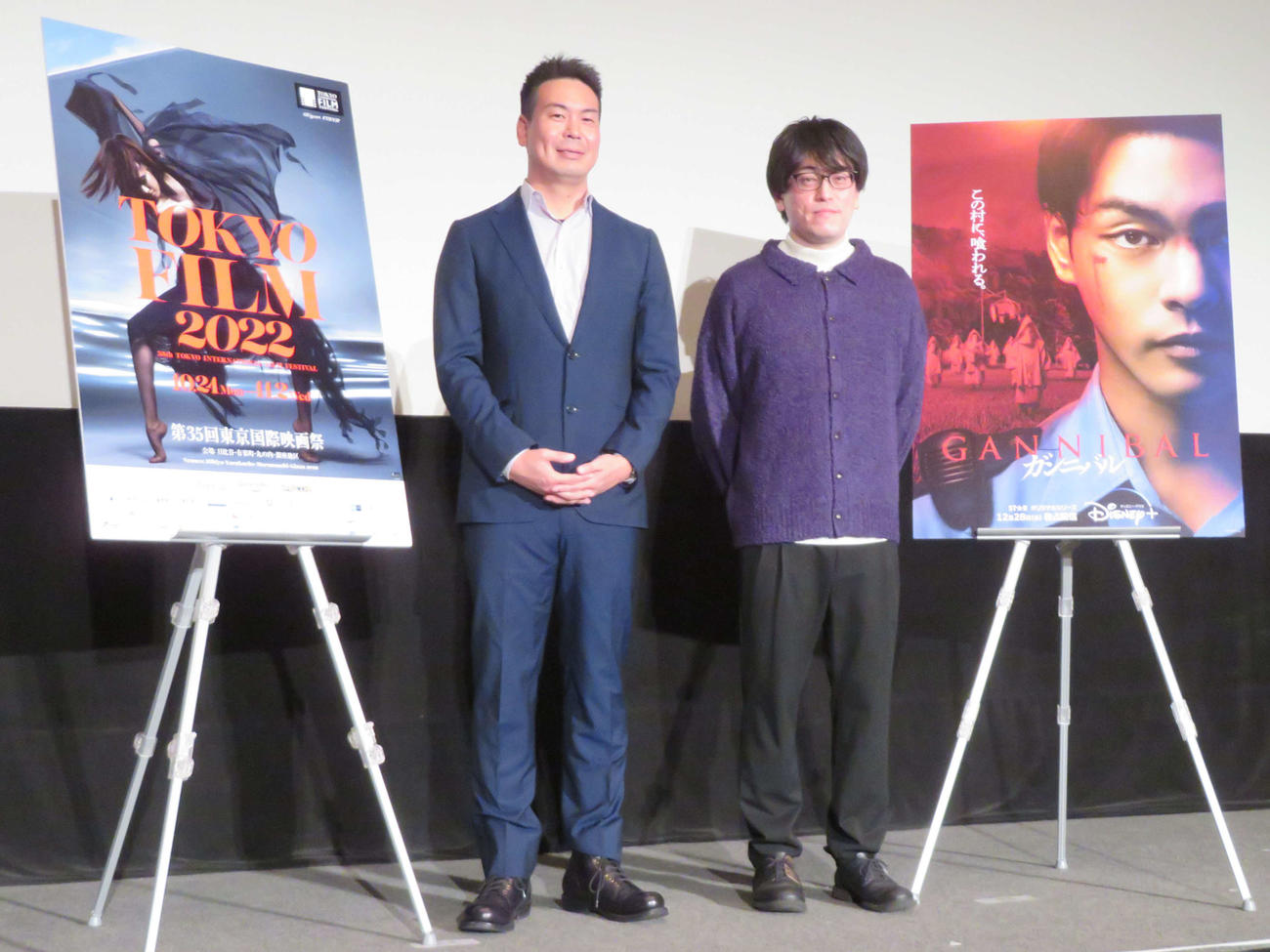 「ガンニバル」舞台あいさつに登壇した片山慎三監督（左）と大江崇允氏（撮影・村上幸将）