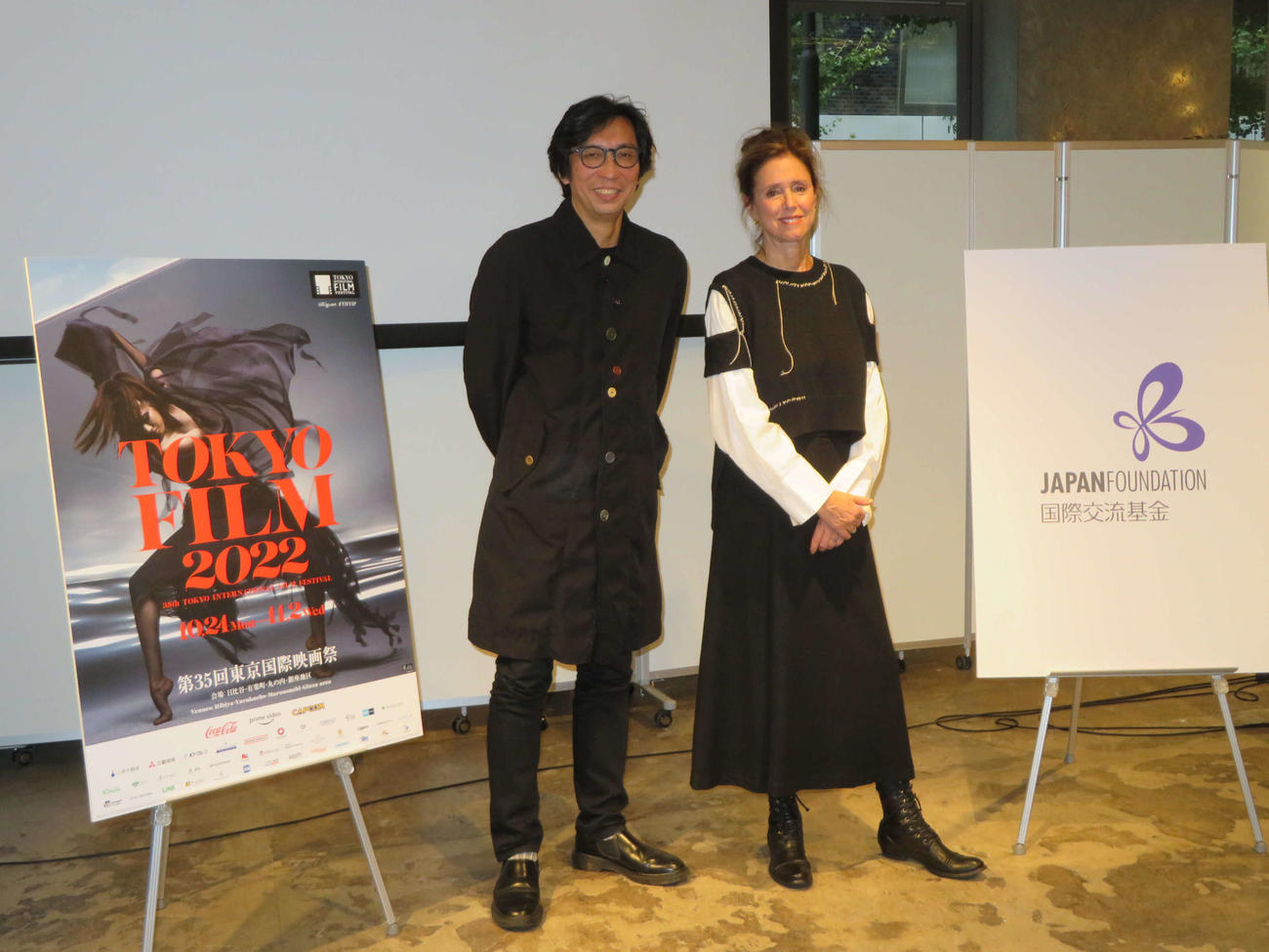 東京国際映画祭「交流ラウンジ」で対談した行定勲監督とジュリー・テイモア（撮影・村上幸将）
