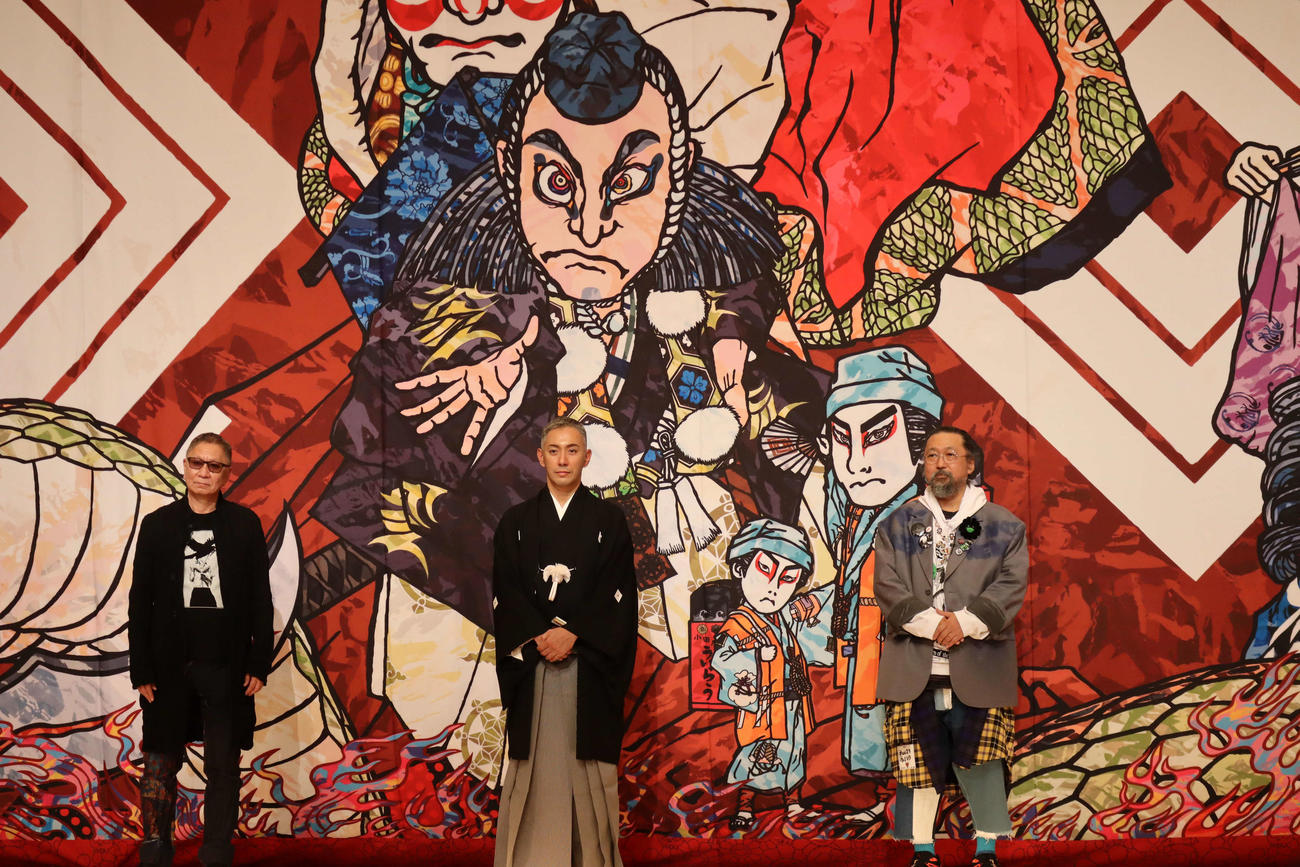 襲名披露公演の祝幕の会見に出席した、左から三池崇史氏、市川團十郎白猿、村上隆氏