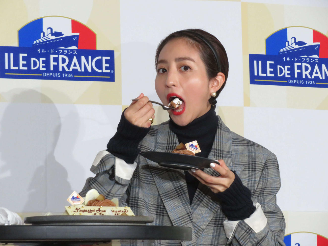 「イル・ド・フランスカフェ」オープン記念イベントでブルーチーズのモンブランを食べる堀田茜（撮影・村上幸将）