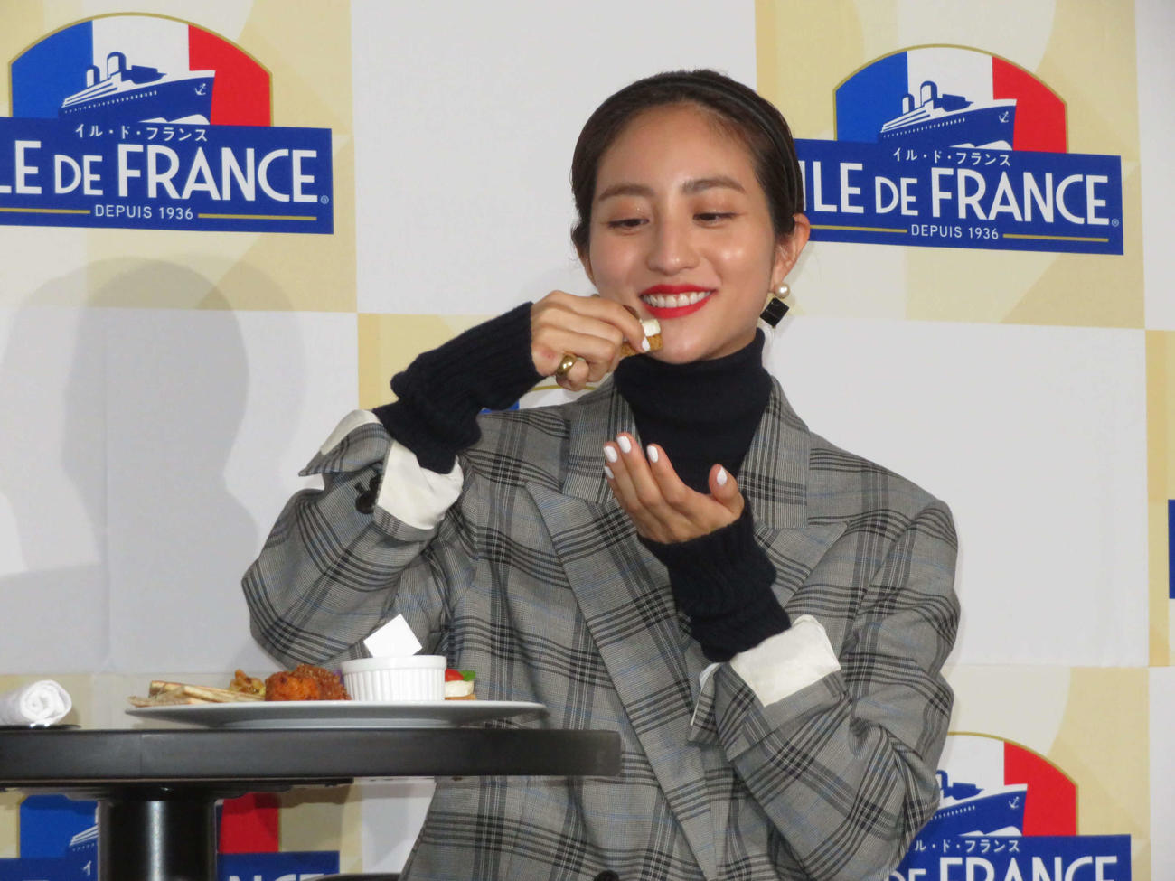 「イル・ド・フランスカフェ」オープン記念イベントでチーズのオードブルを手に取って、見詰める堀田茜（撮影・村上幸将）