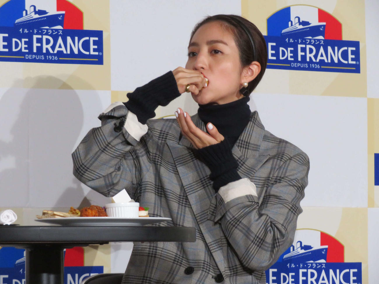 「イル・ド・フランスカフェ」オープン記念イベントでチーズのオードブルを食べる堀田茜（撮影・村上幸将）