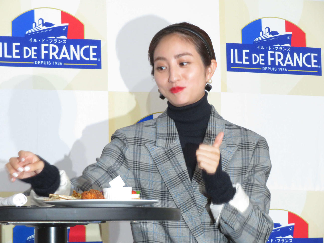 「イル・ド・フランスカフェ」オープン記念イベントでチーズのオードブルを食べ、笑顔でサムアップポーズをする堀田茜（撮影・村上幸将）