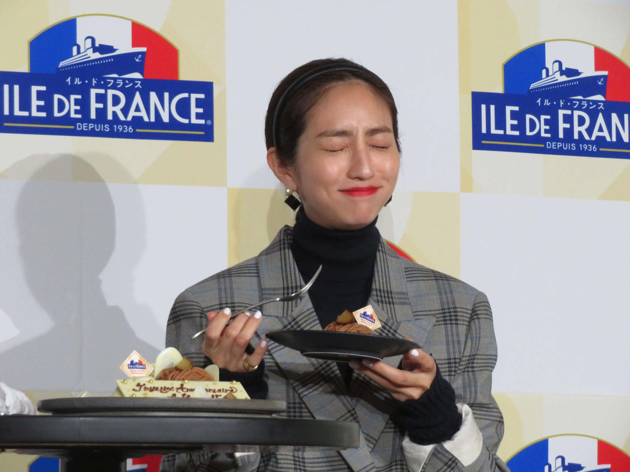 「イル・ド・フランスカフェ」オープン記念イベントでブルーチーズのモンブランを食べ、おいしさに思わず目をつぶる堀田茜（撮影・村上幸将）