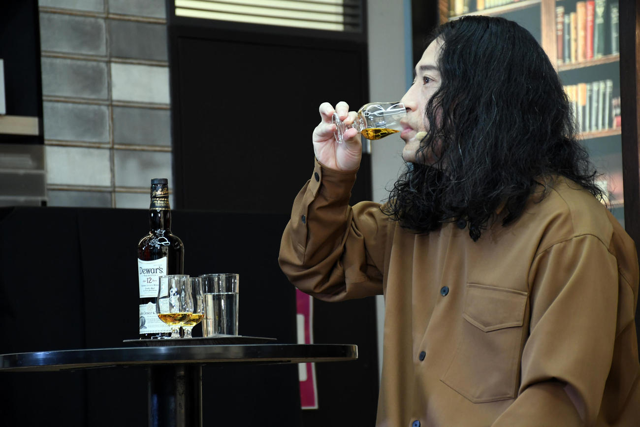 「Dewar’s Curious Book Bar」発表会に出席し試飲するピース又吉直樹（撮影・大友陽平）