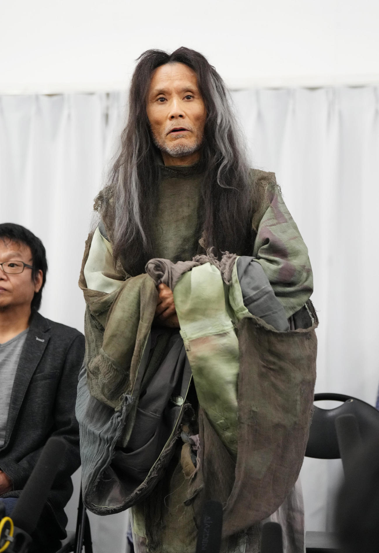 舞台「日本昔ばなし」貧乏神と福の神～つるの恩し～の稽古場取材で抱負を話す片岡鶴太郎（撮影・菅敏）