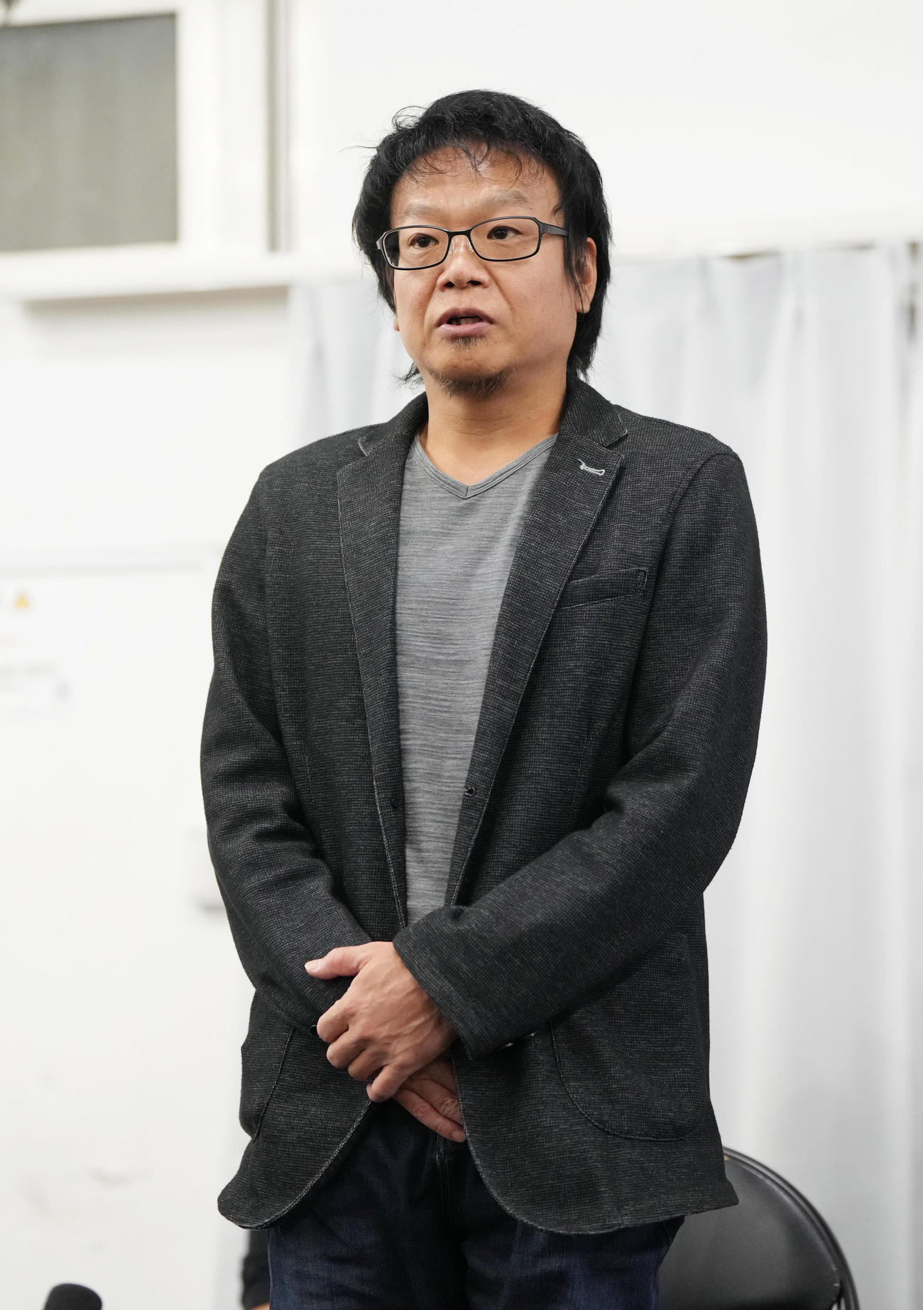 舞台「日本昔ばなし」貧乏神と福の神～つるの恩し～の稽古場取材で抱負を話す星田英利（撮影・菅敏）