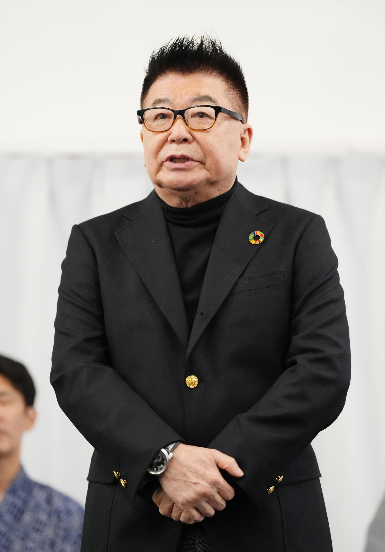 舞台「日本昔ばなし」貧乏神と福の神～つるの恩し～の稽古場取材で抱負を話す生島ヒロシ（撮影・菅敏）