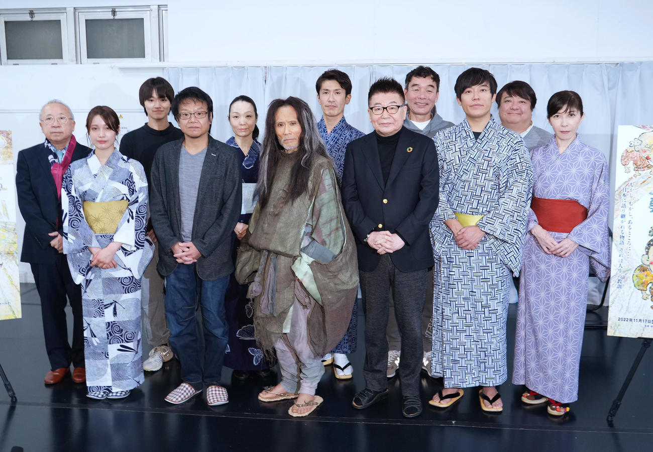 舞台「日本昔ばなし」貧乏神と福の神～つるの恩し～の稽古場取材で記念写真に納まる、前列左から中村ゆりか、星田英利、片岡鶴太郎、生島ヒロシ、小出恵介、安寿ミラ。後列左からモトイキシゲキ、大倉空人、黒田こらん、丹羽貞仁、肥後克広、彦摩呂（撮影・菅敏）