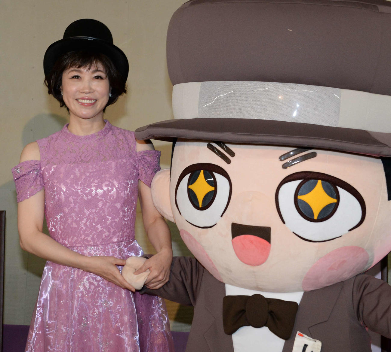 「しぶさわくんの唄」の発売記念イベントを行った水森かおり、しぶさわくん