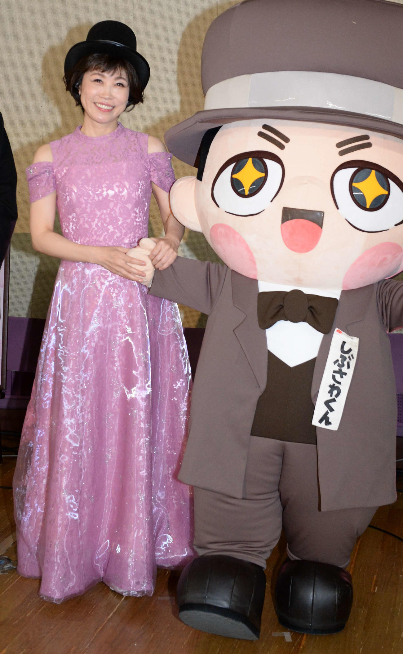 「しぶさわくんの唄」の発売記念イベントを行った水森かおり、しぶさわくん
