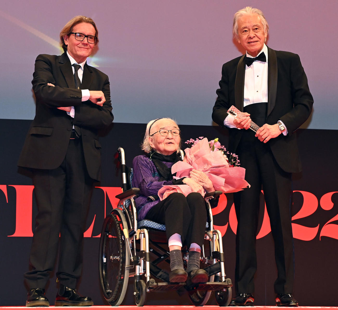 特別功労賞を受賞した野上照代さん（中央）。左からプレゼンターのスティーブン・ウーリー氏、1人おいて安藤裕康チェアマン（撮影・たえ見朱実）