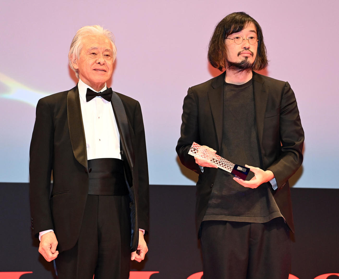 映画「窓辺にて」で東京国際映画祭コンペティション部門で観客賞を受賞した今泉力哉監督。左は安藤裕康チェアマン（撮影・たえ見朱実）