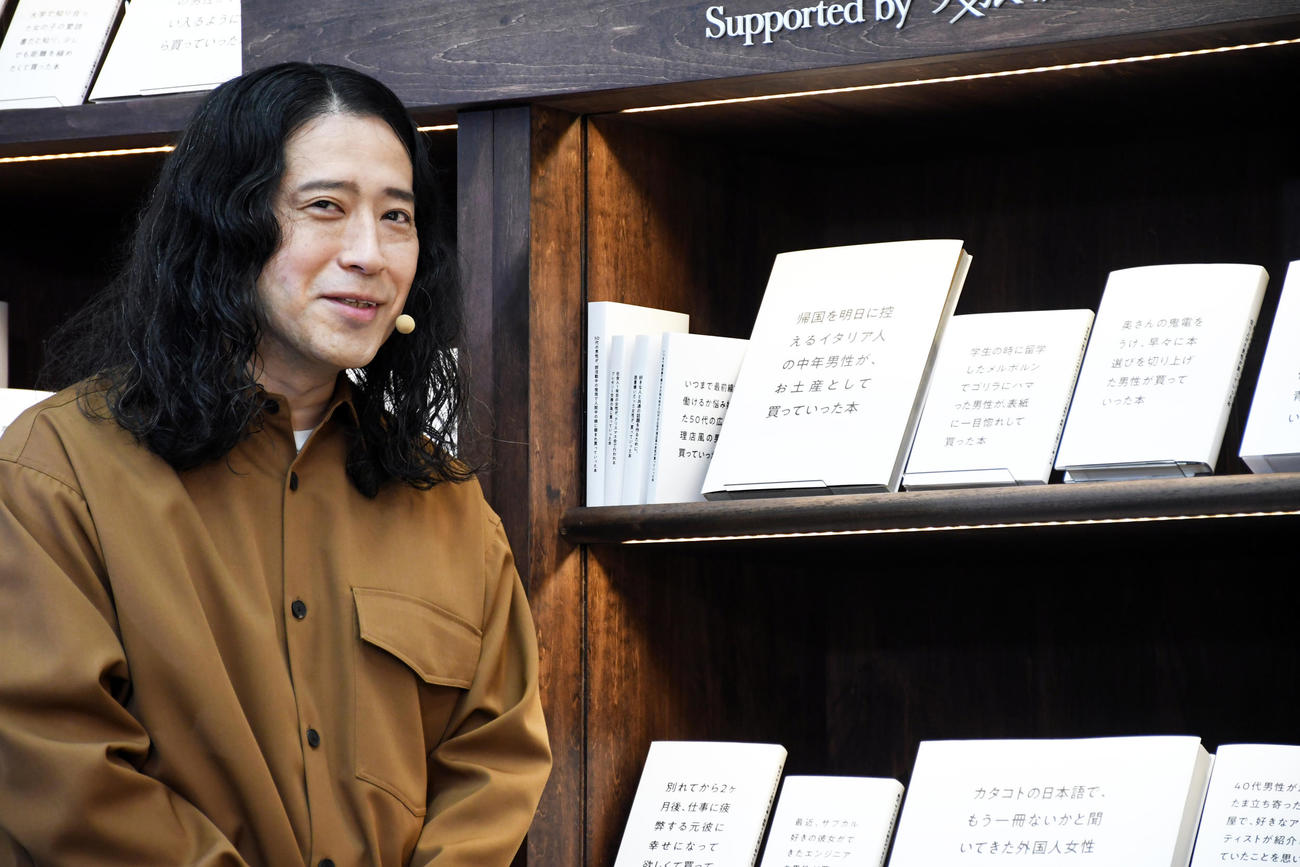 「Dewar’s Curious Book Bar」発表会で本を手に取るピース又吉直樹（撮影・大友陽平）