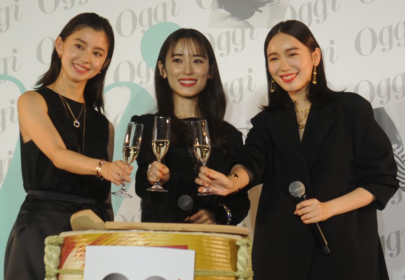 「Oggi」30周年スペシャルイベントでシャンパンの乾杯を行う、左から朝比奈彩、泉里香、飯豊まりえ（撮影・高橋洋平）