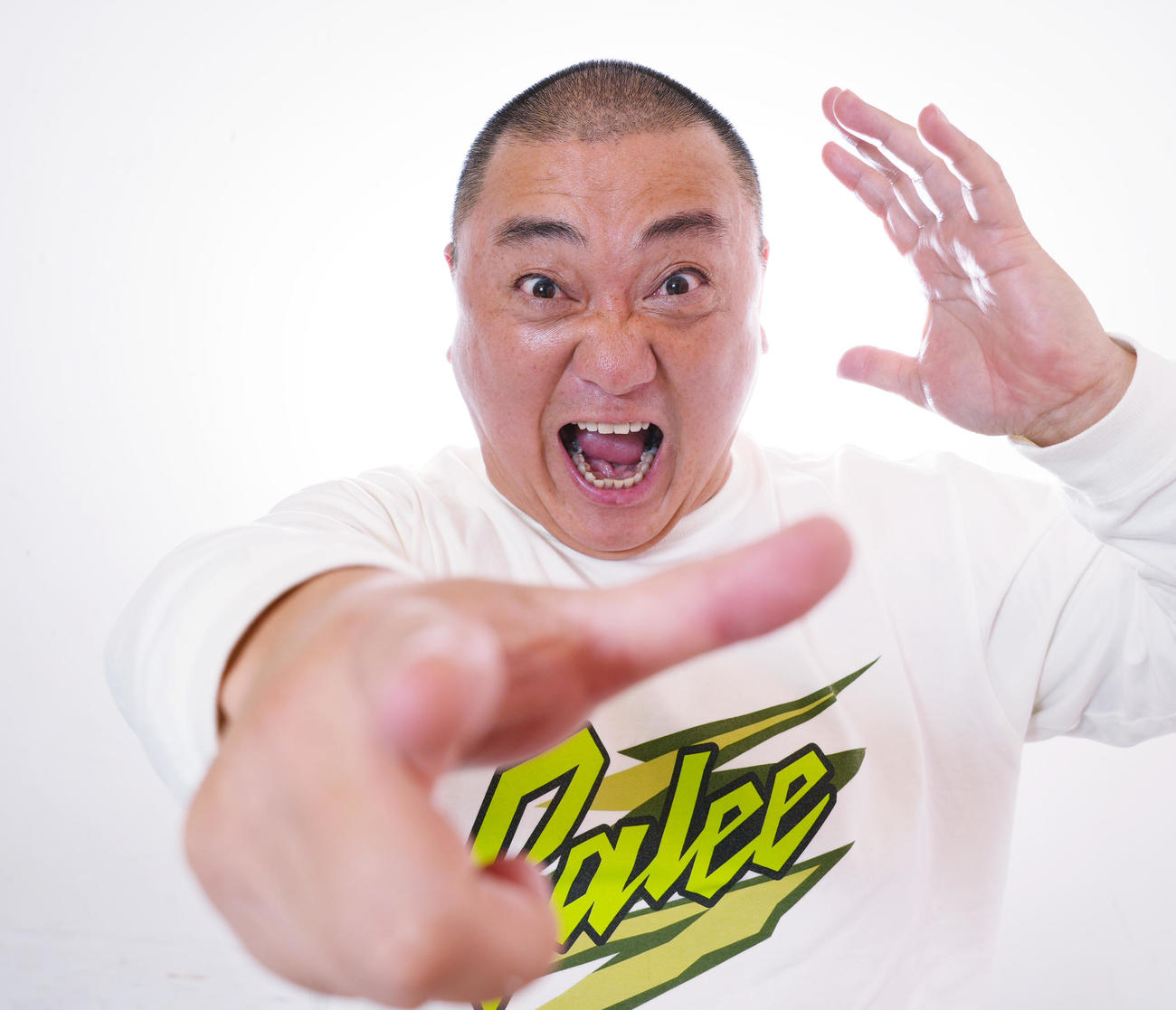 元気いっぱいポーズをとる極楽とんぼの山本圭壱（撮影・菅敏）