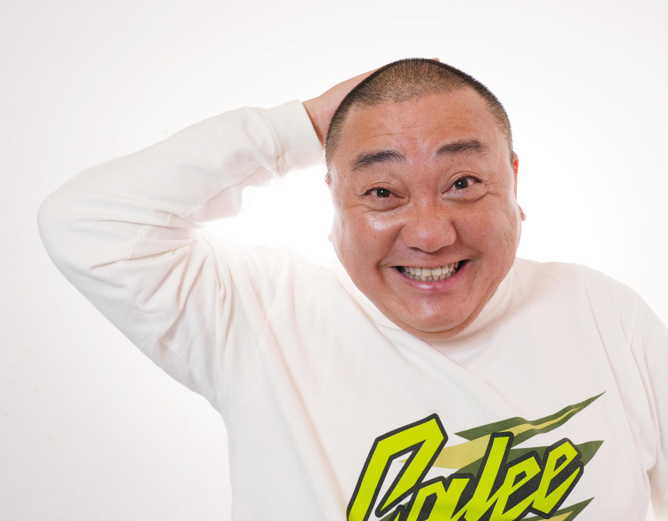 かわいらしくポーズをとる極楽とんぼの山本圭壱（撮影・菅敏）