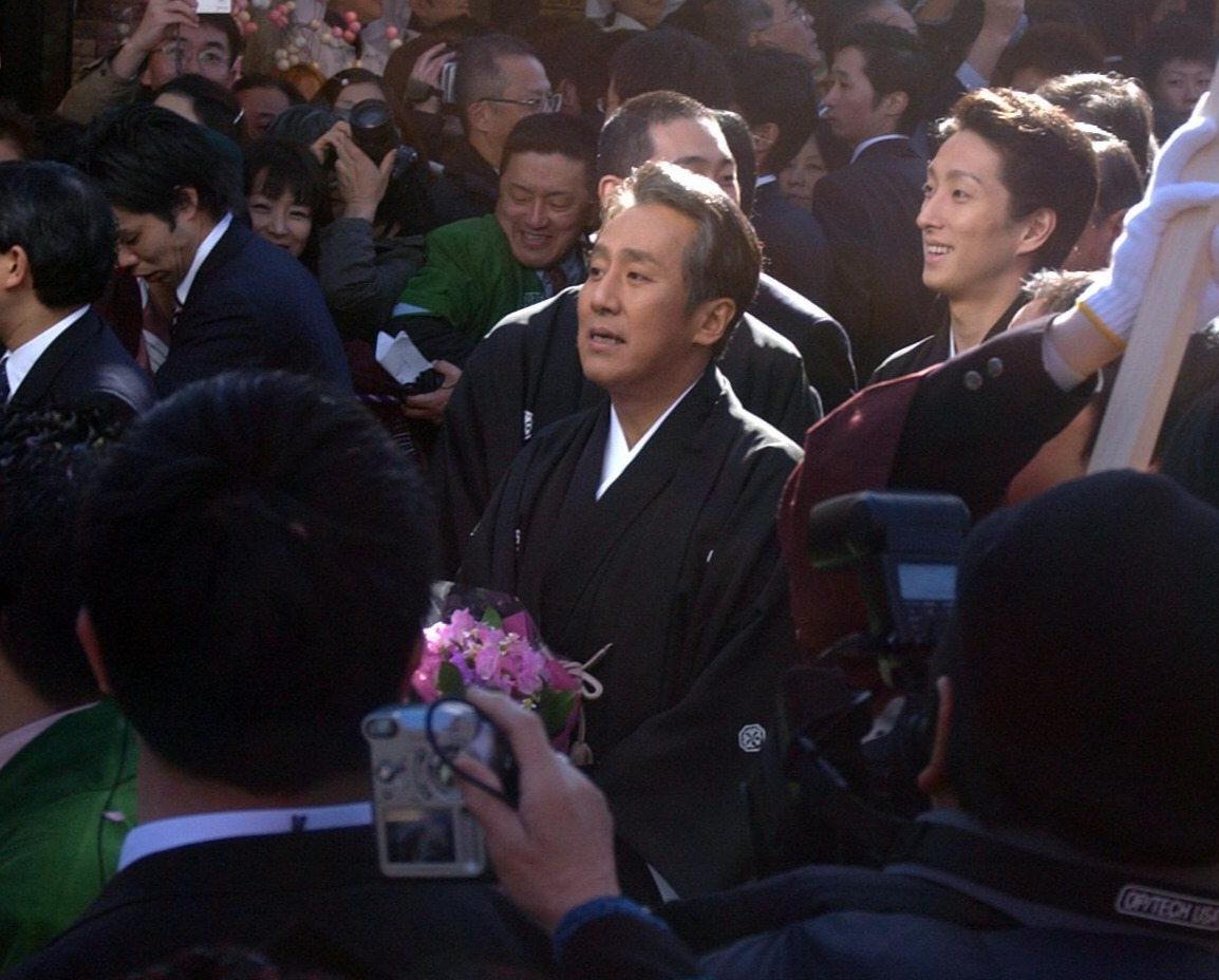 05年1月、襲名披露の「お練り」をする18代目中村勘三郎（中央）