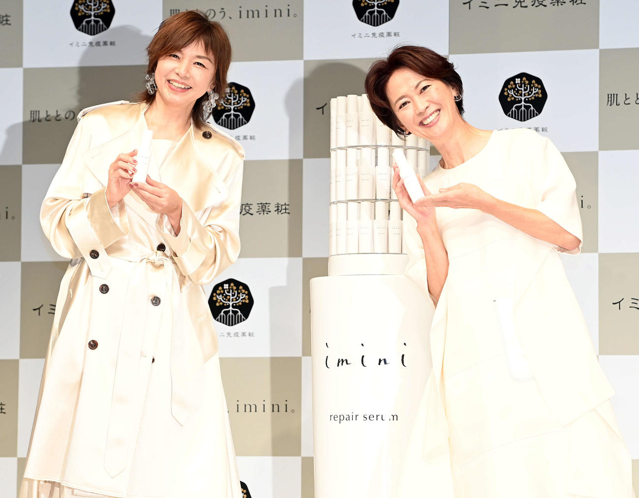 LPSコスメブランド「imini」の新CM発表会で商品を手に笑顔を見せる有森裕子（右）と山口智子（撮影・たえ見朱実）