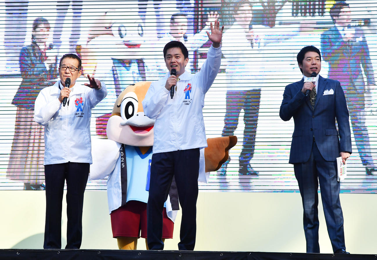 御堂筋ランウェイのオープニングに登場した吉村大阪府知事（中央）と松井大阪市長（左）。右は司会の今田耕司（撮影・清水貴仁）