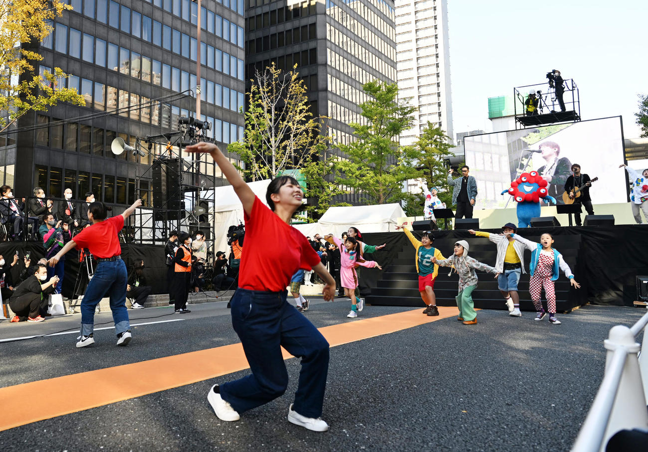 御堂筋ランウェイでライブを披露するコブクロ（撮影・清水貴仁）