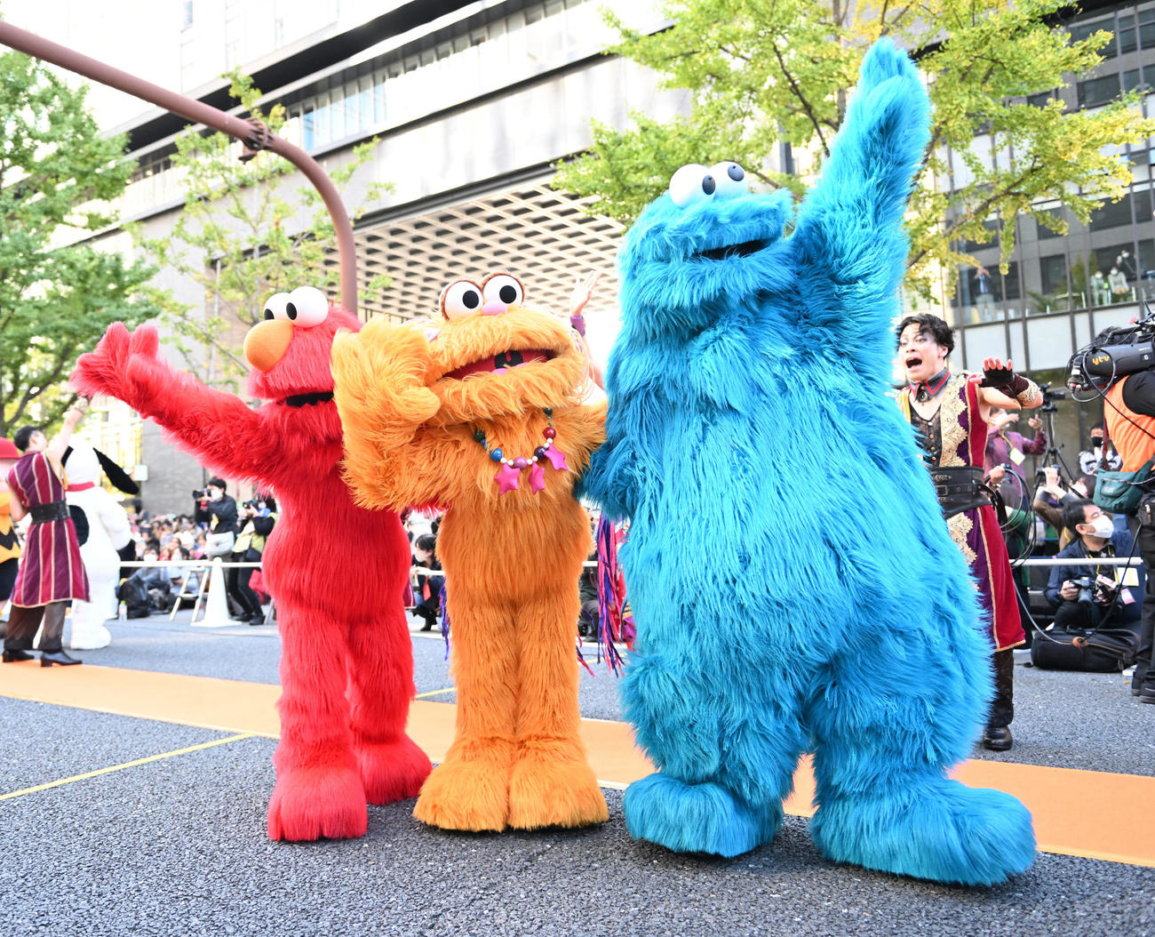 御堂筋ランウェイでUSJスペシャルパフォーマンスで登場したセサミストリートのキャラクター（撮影・清水貴仁）