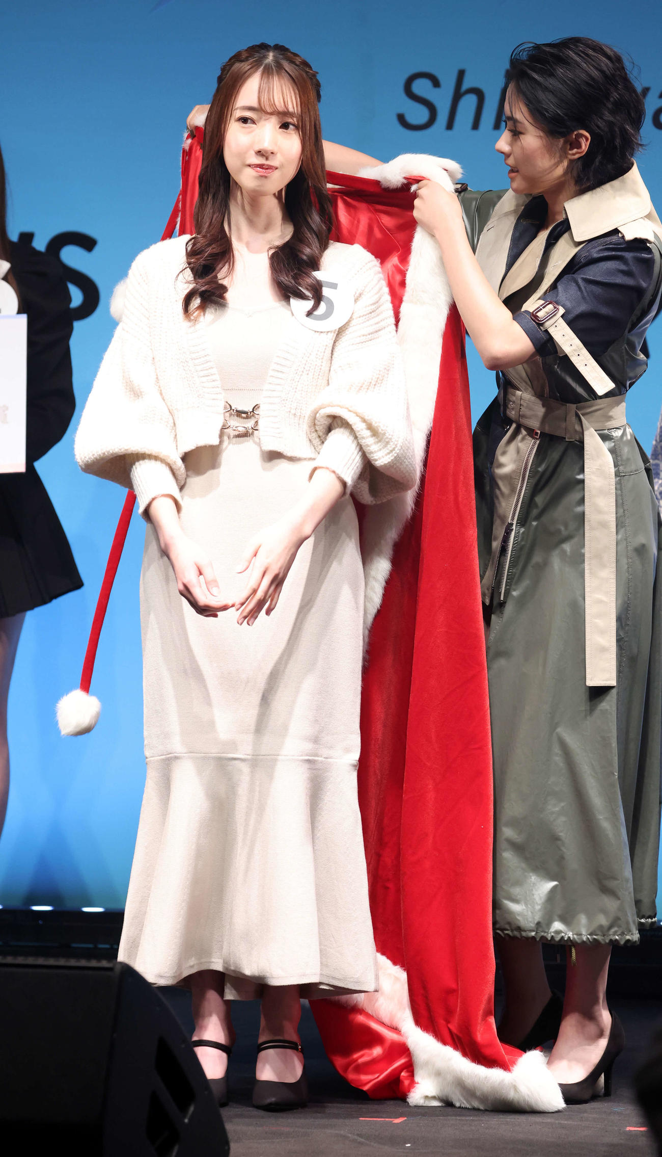 「シブスタ2022」オーディションでグランプリに輝いた新羅美玲さん（左）は、安斉星来からマントをかけられる（撮影・浅見桂子）