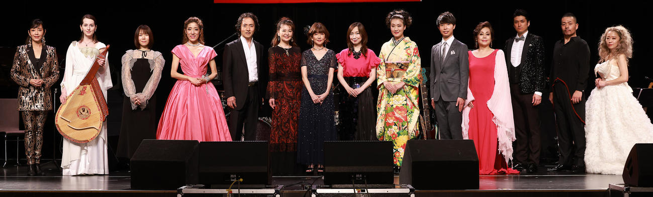 2022 LIVE FOR LIFE「音楽彩」に参加した、左から早見優、ナターシャ・グジー、半崎美子、JKim、秋川雅史、南野陽子、松本伊代、森口博子、市川由紀乃、追川礼章、柴田智子、渡辺大輔、平原誠之、チカコシュカ（撮影・中島郁夫）