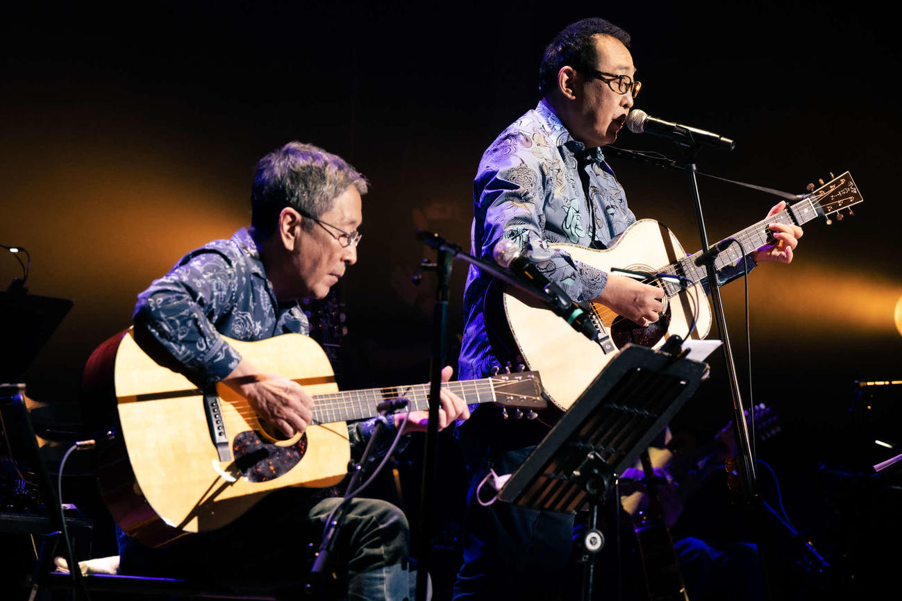 約46年半ぶりとなるライブを開催したグレープの吉田政美（左）とさだまさし（田中聖太郎氏撮影）