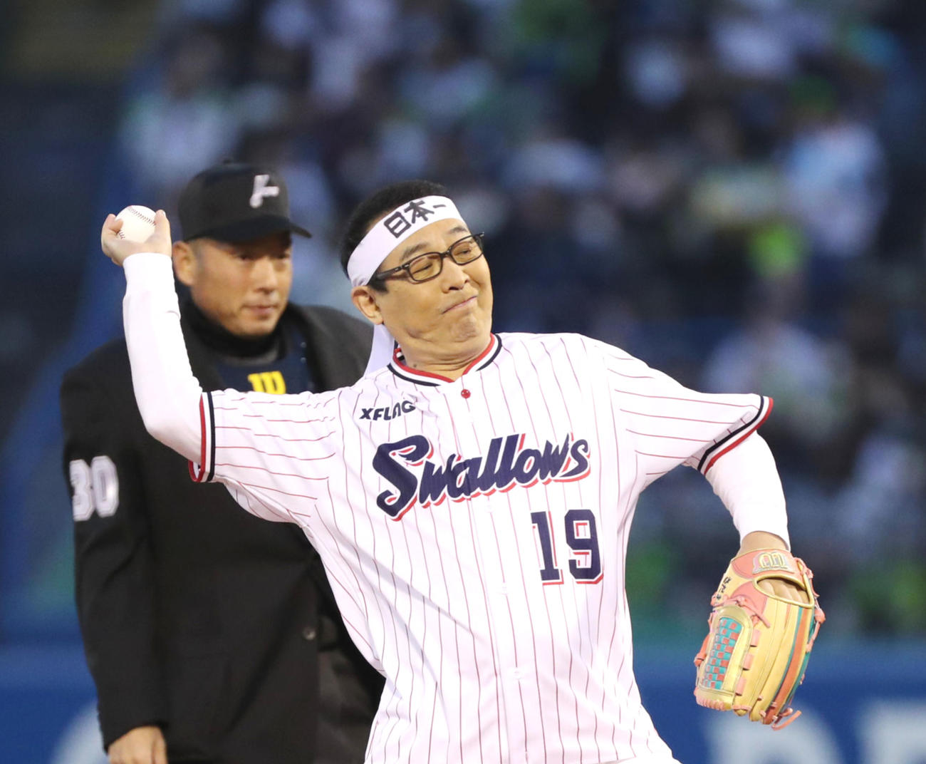 ヤクルト戦で始球式に挑むさだまさし（2019年4月撮影）