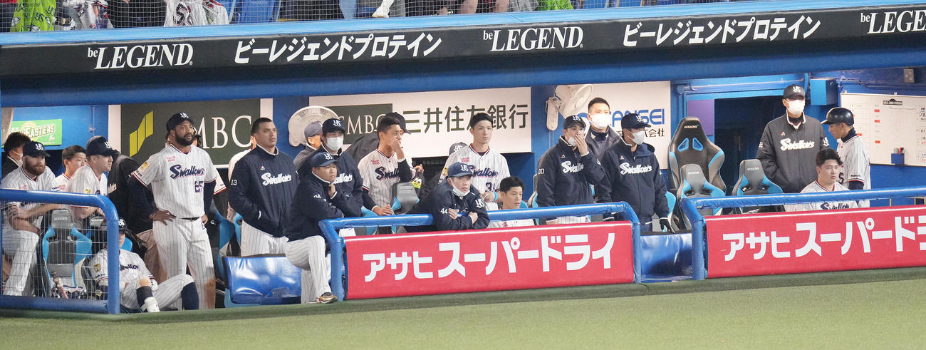 10月30日、日本一を逃しベンチでぼうぜんとするヤクルトナイン