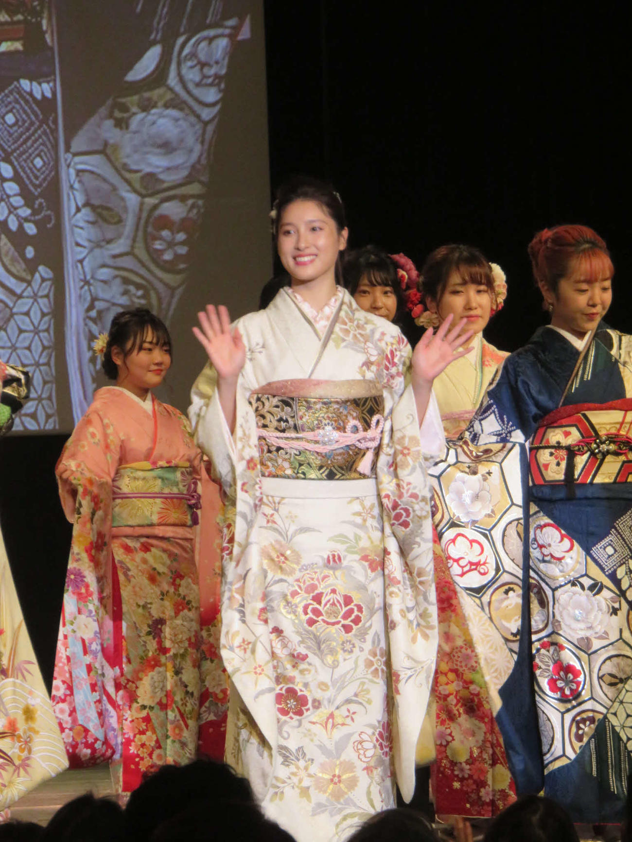ジョイフル恵利「TOKYOふりそでコレクション2022」にゲスト出演した土屋太鳳