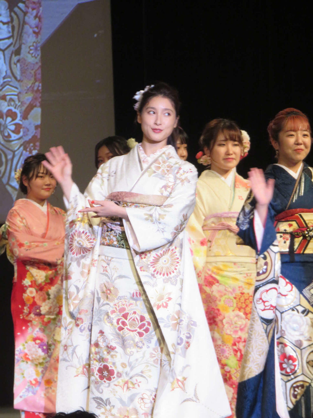 ジョイフル恵利「TOKYOふりそでコレクション2022」にゲスト出演した土屋太鳳
