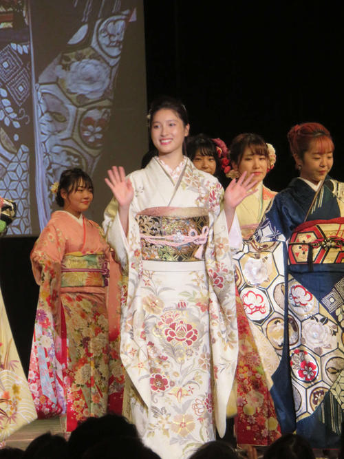 土屋太鳳が白い振り袖姿でランウエー「日本が世界に誇るラッキーアイテム。人生のパワーに」