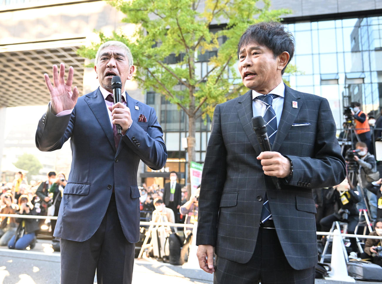 御堂筋ランウェイに登場したダウンタウンの浜田雅功（左）と松本人志（撮影・清水貴仁）
