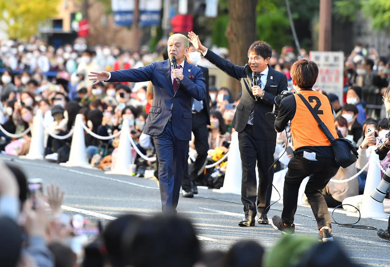 御堂筋ランウェイに登場するダウンタウン松本人志（左）と浜田雅功（撮影・清水貴仁）