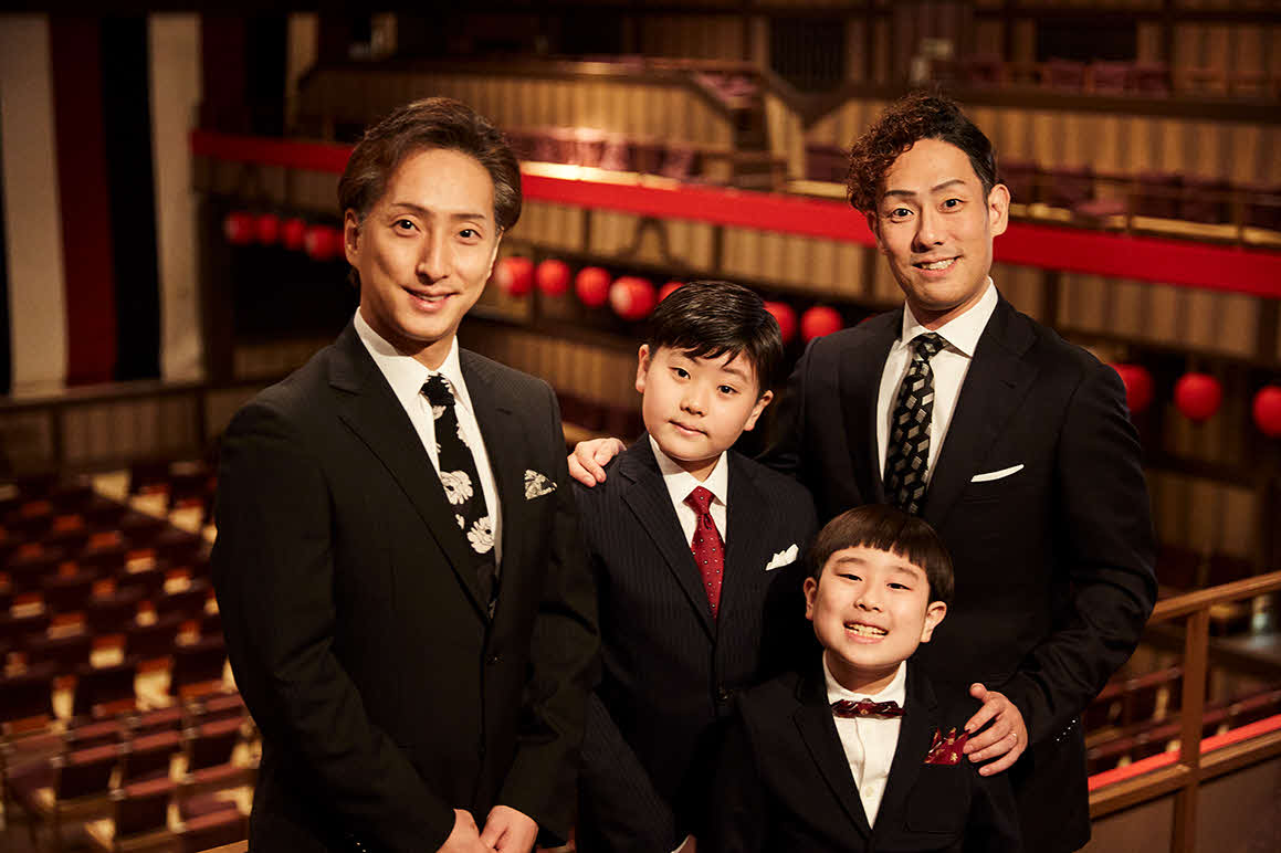 「平成中村座　十一月大歌舞伎」に出演する、中村七之助（左）、中村勘九郎（右）、中村勘太郎（手前左）、中村長三郎