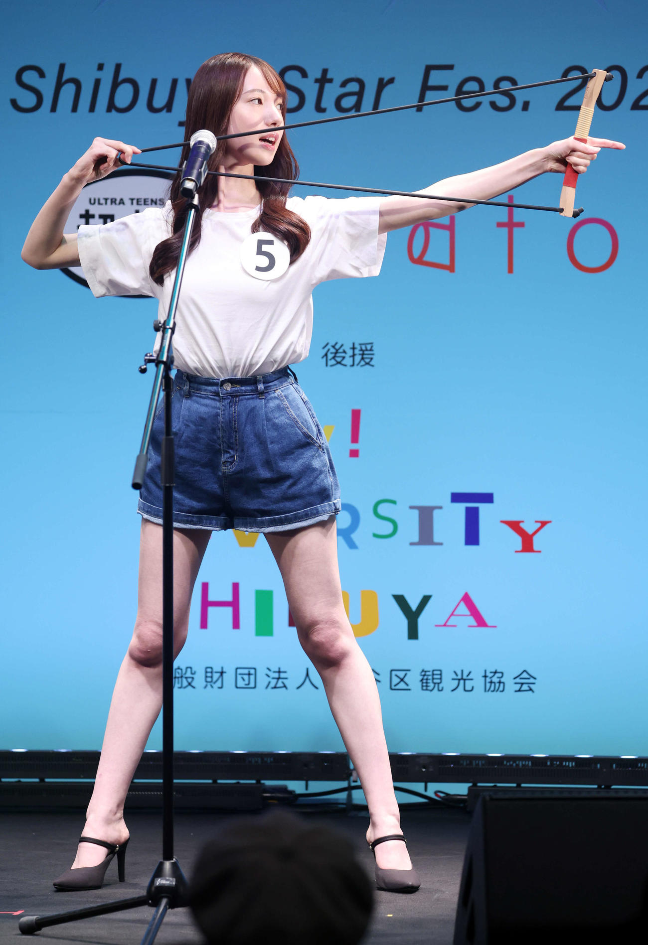 「シブスタ2022」オーディションの最終審査で弓道の動作を披露する新羅美玲さん（撮影・浅見桂子）