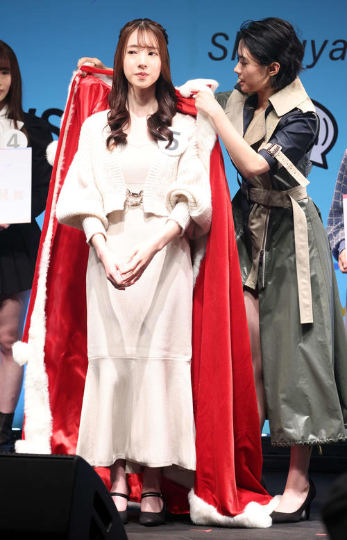 「シブスタ2022」オーディションでグランプリに輝いた新羅美玲さん（左）は、安斉星来からマントをかけられる（撮影・浅見桂子）