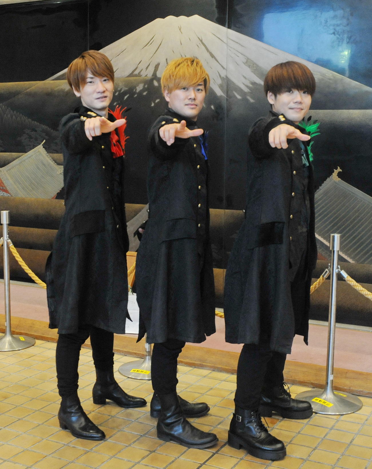 ポーズを決めるサイレントラプソディの3人。左から伊倉啓太、太田克樹、TAKUYA　
