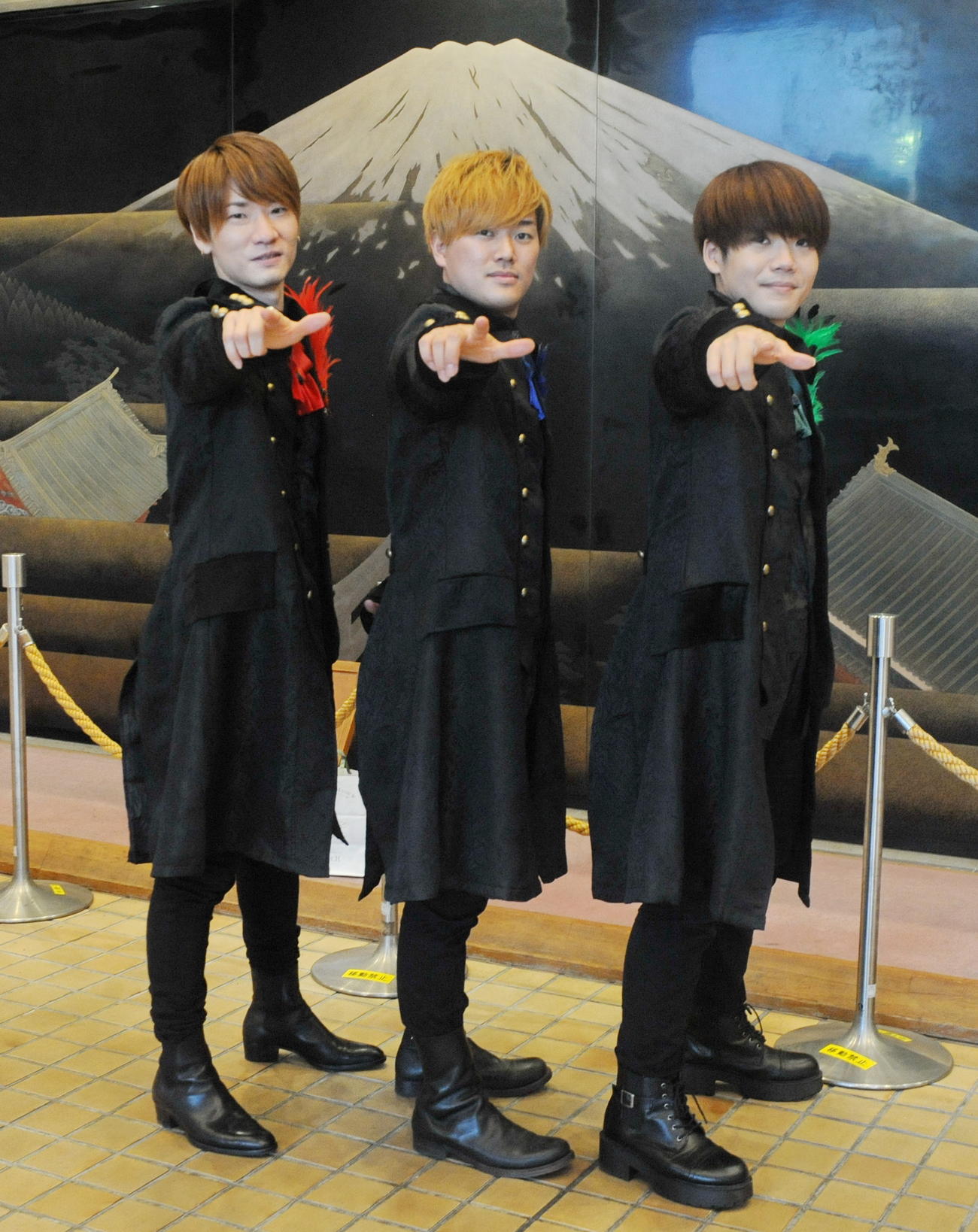 ポーズを決めるサイレントラプソディの3人。左から伊倉啓太、太田克樹、TAKUYA　
