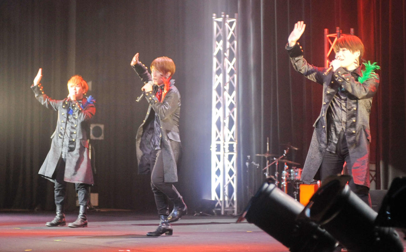 デビュー曲を歌うサイレントラプソディの3人