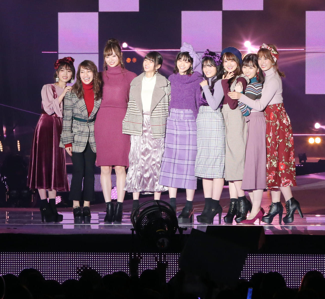 「Rakuten GirlsAward 2018AUTUMN／WINTER」で体を寄せ合い笑顔の乃木坂46。左から与田祐希、桜井玲香、梅沢美波、齋藤飛鳥、西野七瀬、大園桃子、樋口日奈、山下美月、衛藤美彩（2018年9月撮影）