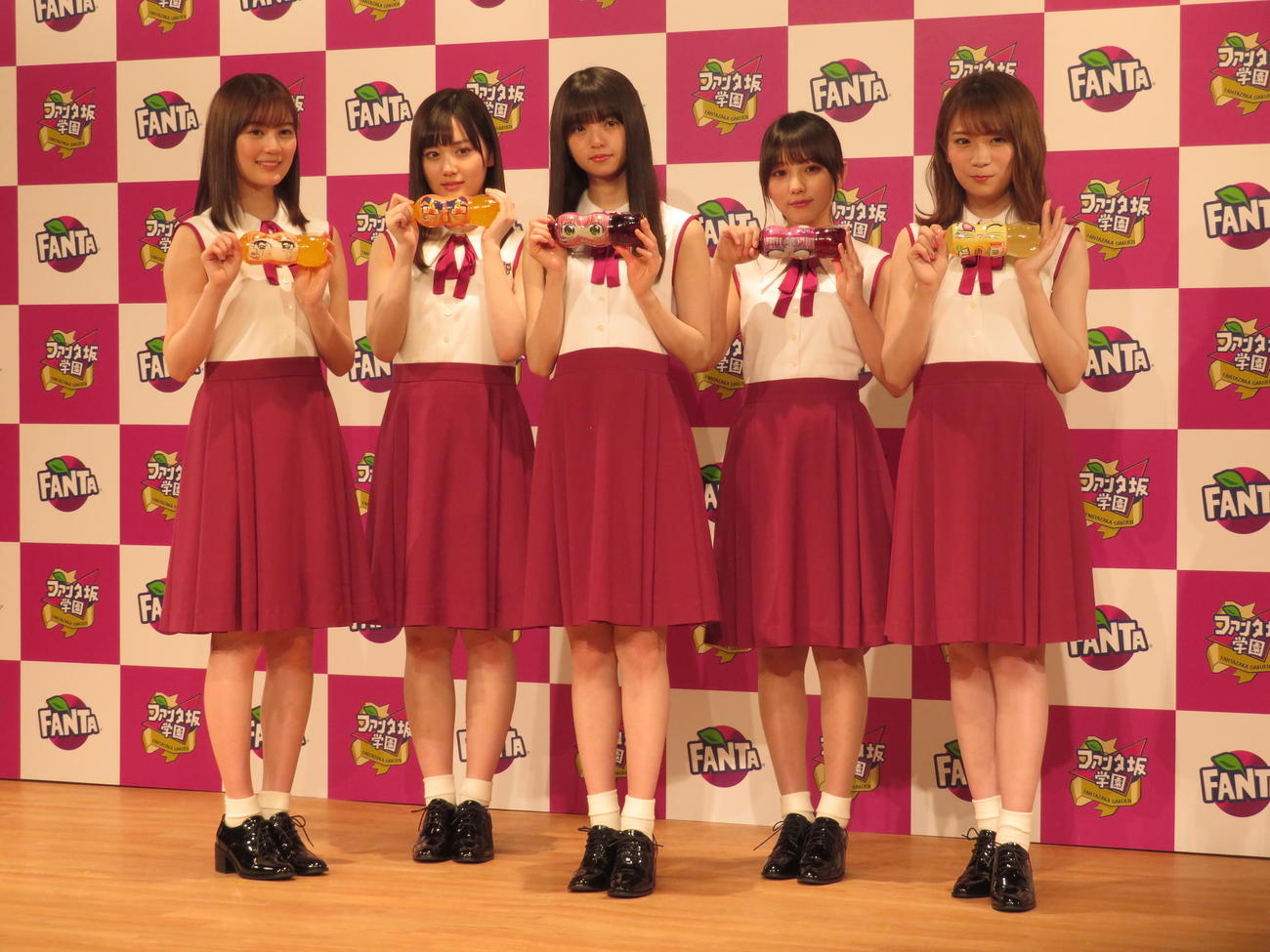 「ファンタ」の新CMに出演する乃木坂46。左から生田絵梨花、山下美月、齋藤飛鳥、与田祐希、秋元真夏（2019年4月撮影）