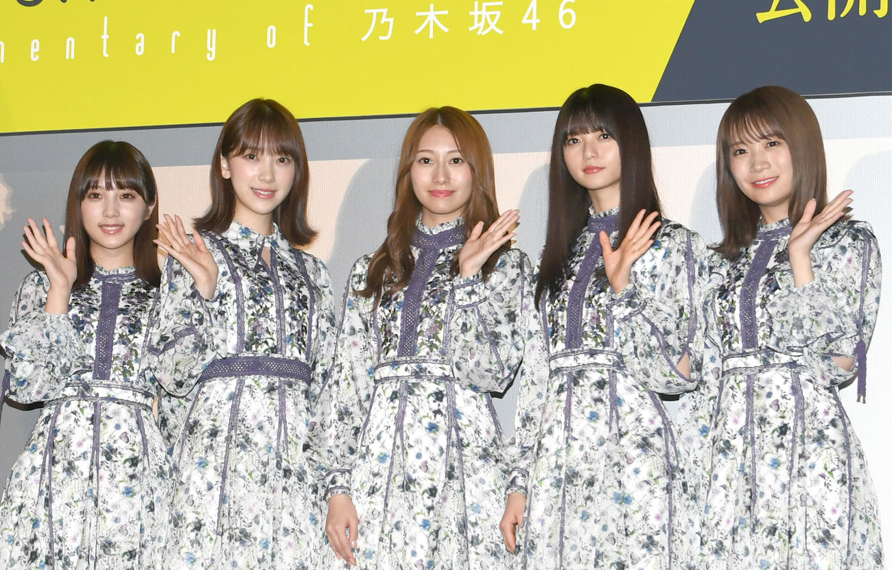 映画「いつのまにか、ここにいる　Documentary of　乃木坂46」初日舞台あいさつ　ファンの声援に手を振る乃木坂46。左から4人目が齋藤飛鳥（2019年7月撮影）