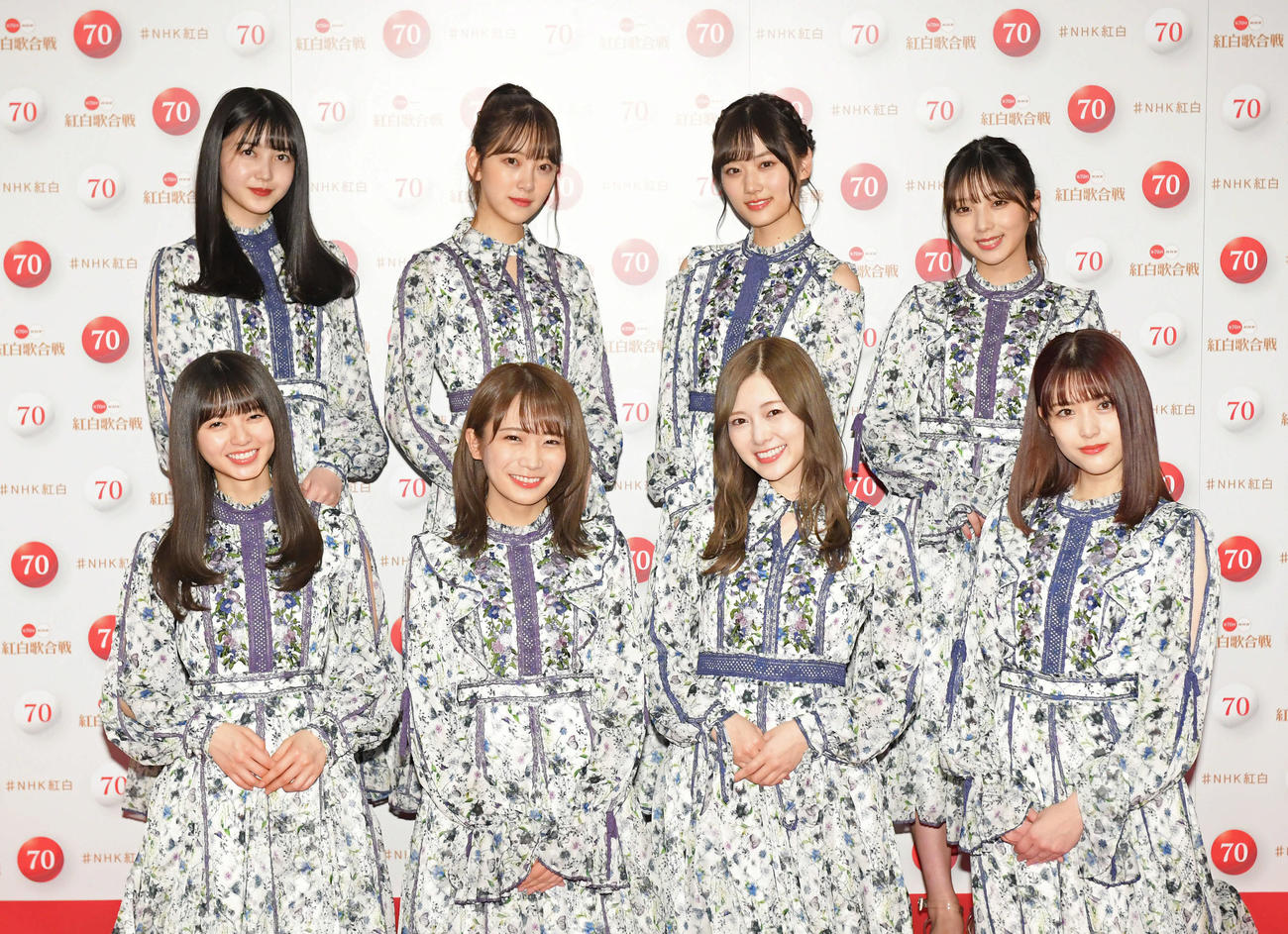 NHK紅白歌合戦のリハーサルを終え、笑顔で撮影に応じる乃木坂46の、前列左から齋藤飛鳥、秋元真夏、白石麻衣、松村沙友理。後列左から、久保史緒里、堀未央奈、山下美月、与田祐希（2019年12月撮影）