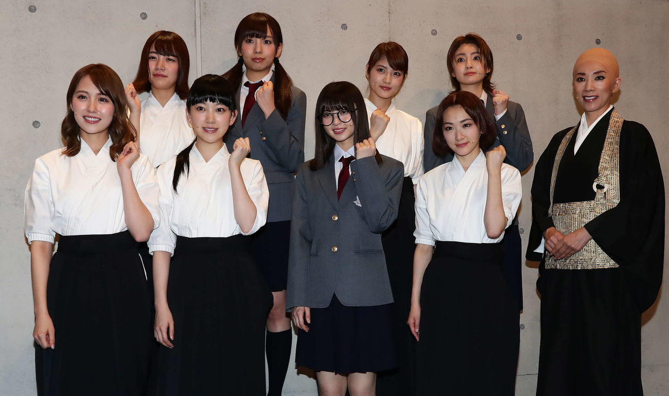 舞台「あさひなぐ」公開舞台稽古　前列左から3人目が齋藤飛鳥（2017年5月撮影）